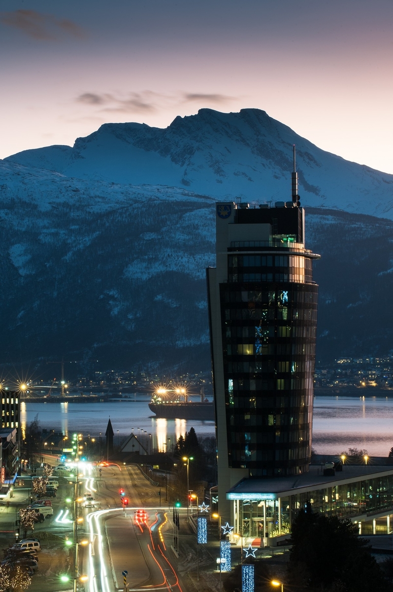 Ricahotellet, bak fjellet Sovende Dronning. Narvik sentrum, torg, Mørketid, kl 1430 20. desember 2012.