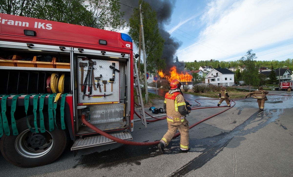 Kontrollert nedbrenning av hus på Ankenes, Skolebakken 53, også kaldt Dragehuset. Foto 28. mai 2013