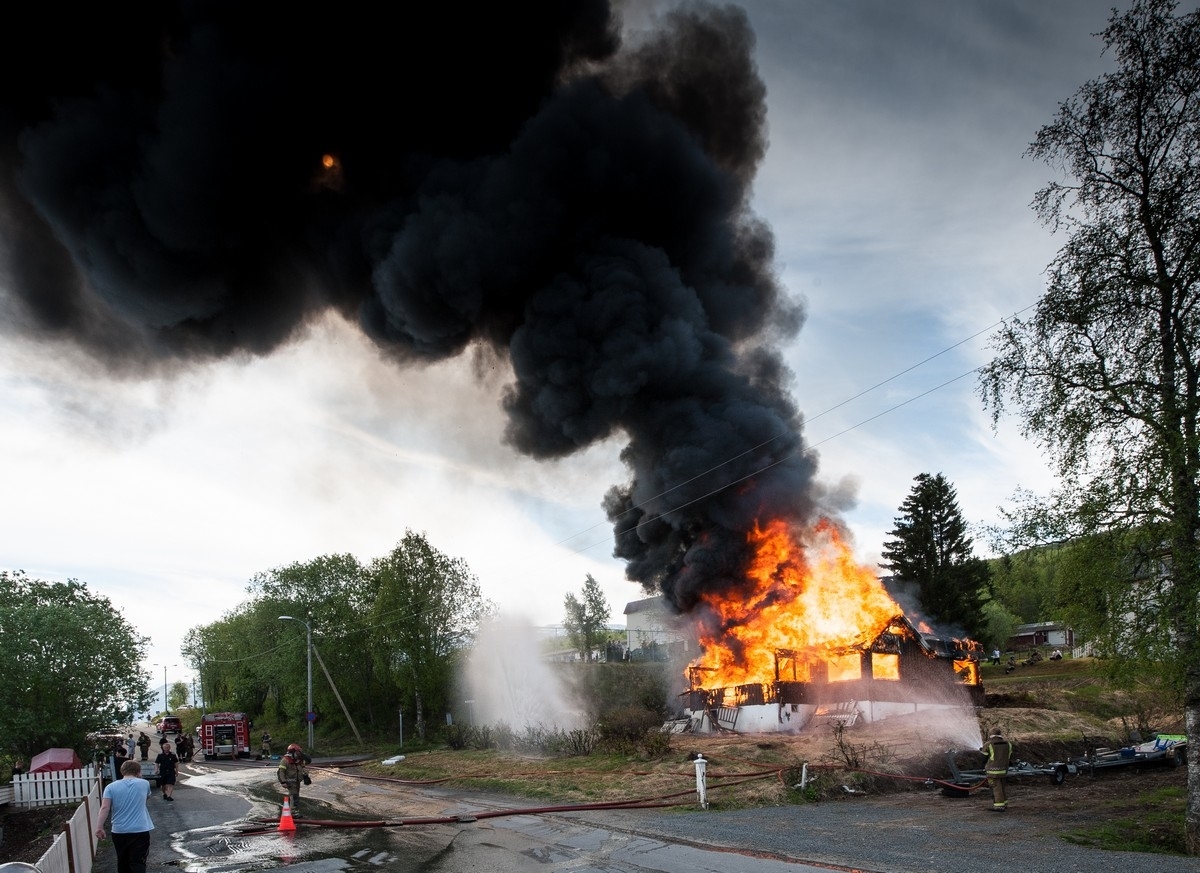 Kontrollert nedbrenning av hus på Ankenes.  Skolebakken 53, også kjent som Dragehuset pga dragemønster på mønet. Foto 28. mai 2013