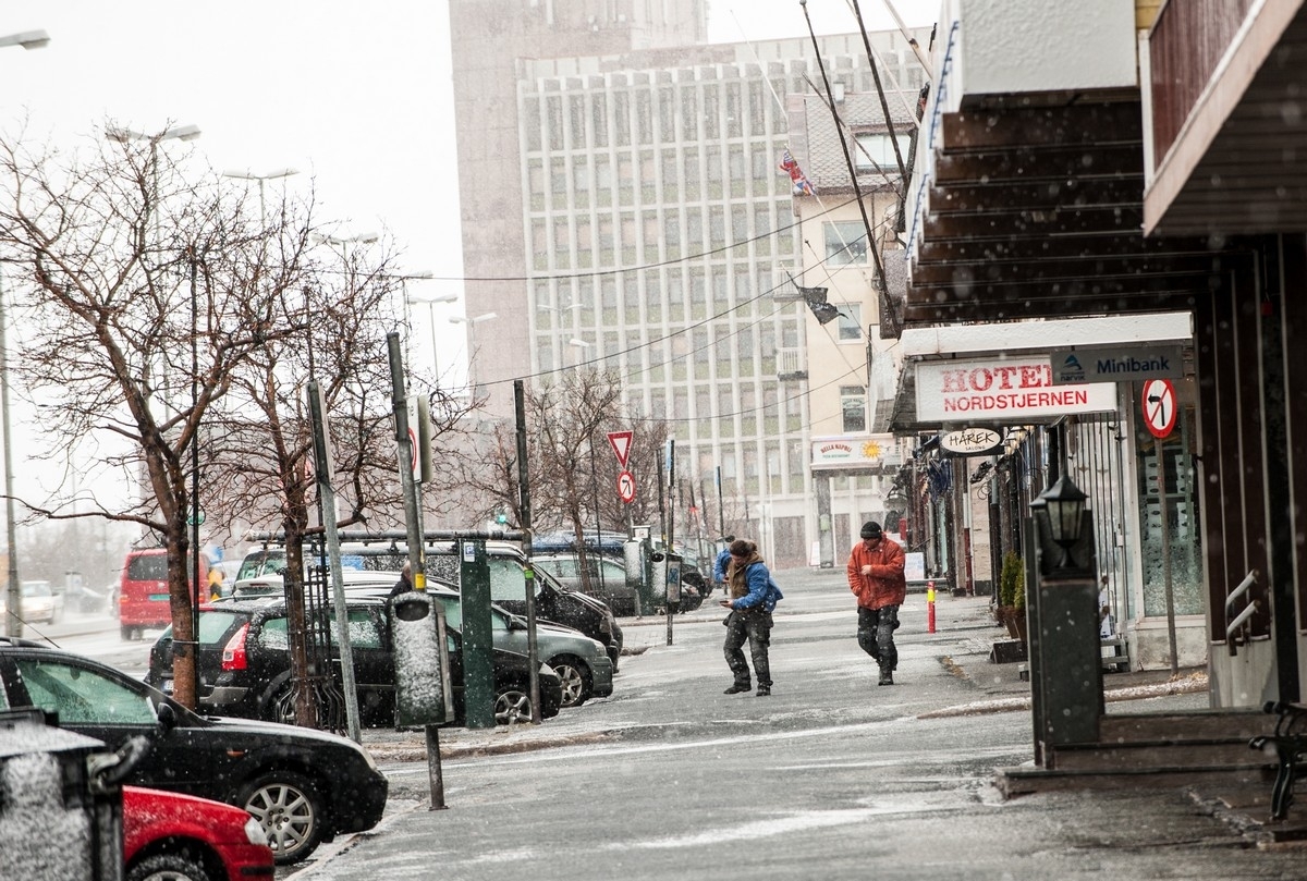 E6-Kongens gate Narvik 14. mars 2014. To som bakser seg frem i vinden. Ekstremværet "Kyrre" kommer med vind og snø. Som vanlig gikk det pent for seg innerst i Ofotfjorden.