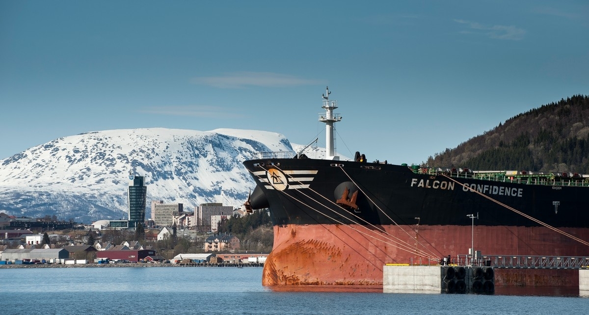 FALCON CONFIDENCE Liberia Cargo. Flagg: Liberia
Bulk Carrier, DWT (dødvekttonn): 174350
Lengde x bredde: 289m x 45.1m. Narvik sentrum med rådhus og hotell bak. 
Byggeår: 2007. Lasting ved kai Northland, Narvik, 19. mai 2014.