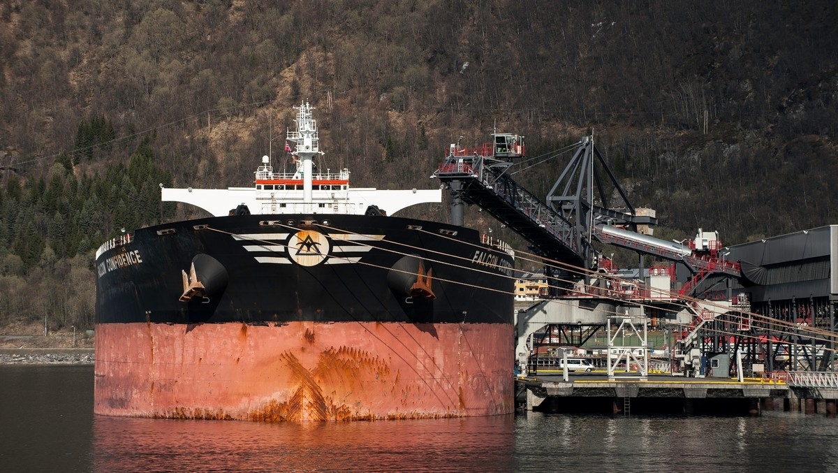 Ved Northalnds kai på Fagernes. Store dimensjoner: Se liten buss på kaia. FALCON CONFIDENCE Liberia Cargo. Flagg: Liberia
Bulk Carrier, DWT (dødvekttonn): 174350
Lengde x bredde: 289m x 45.1m
Byggeår: 2007. Lasting ved kai Northland, Narvik, 19. mai 2014.