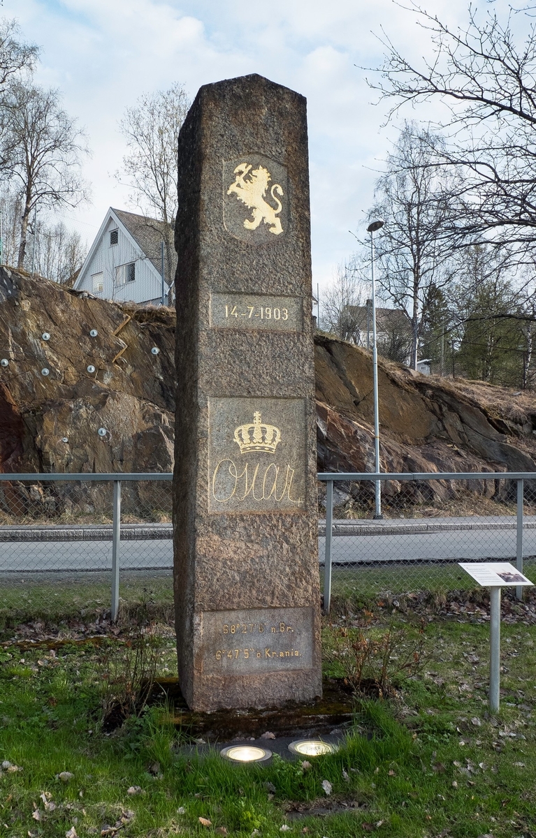 Kont Oscar-støtten fra 1903 som opprinnelig sto på Ofotbanens nordligste punkt, men som senere er flyttet til Narvik jernbanestasjon.