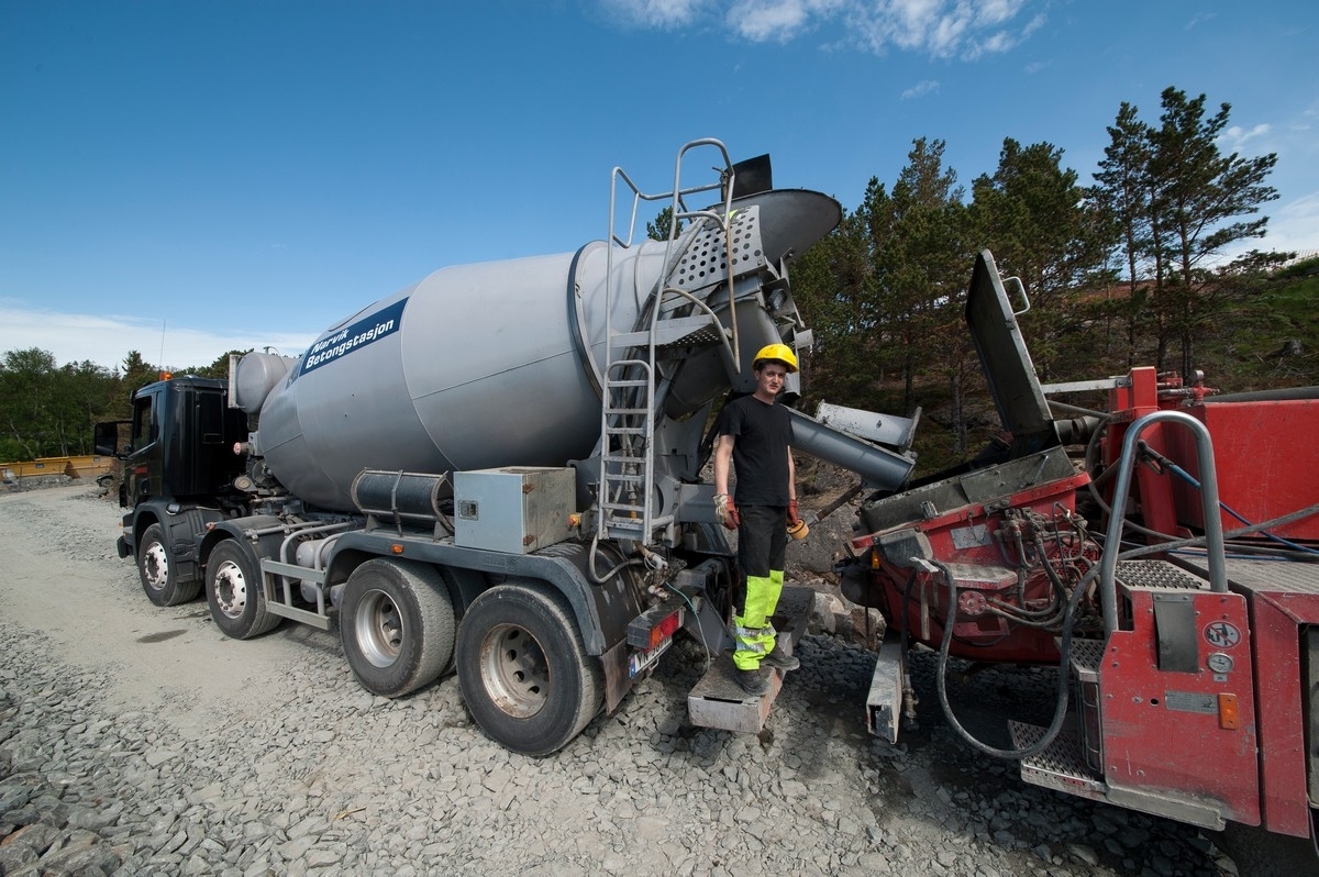 NCC bygger Hålogalandsbrua. Foto 6. juni 2014, Øyjord. Betongbil leverer til pumpebil for støyping av fundament.