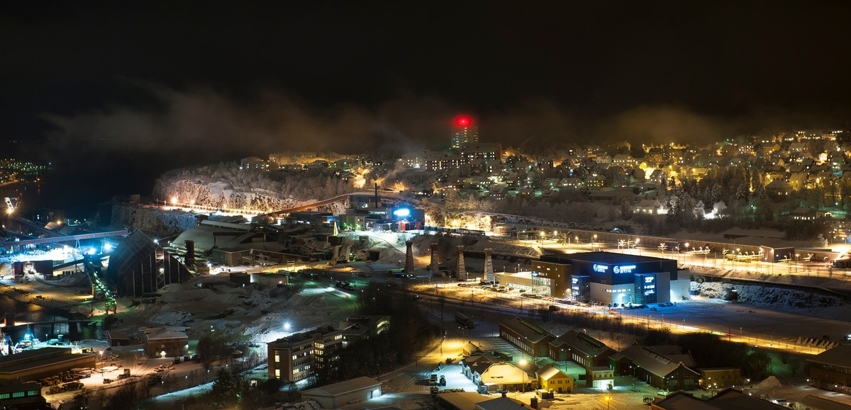 Narvik, mørketid. Snø dekker endelig byen. Fire gjenstående Demag-søyler står fortsatt. 16. desember 2014