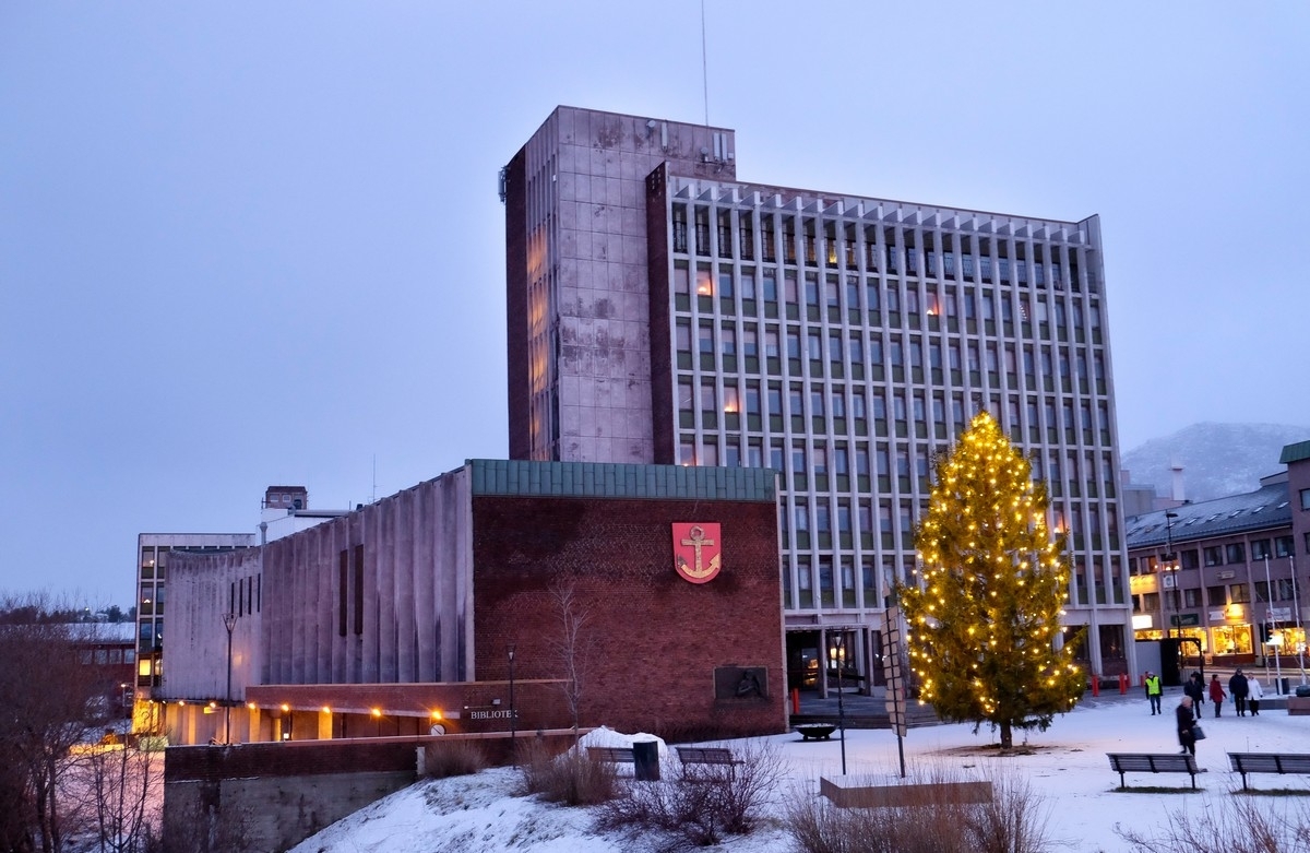 Rådhuset med juletre og bystyresal. Og biblioteket i underetasjen. Foto ...