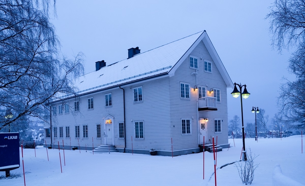 Bromsgård. LKABs representasjonsbolig. Søndagsstille by i mørketid. Foto: 4. januar 2015.