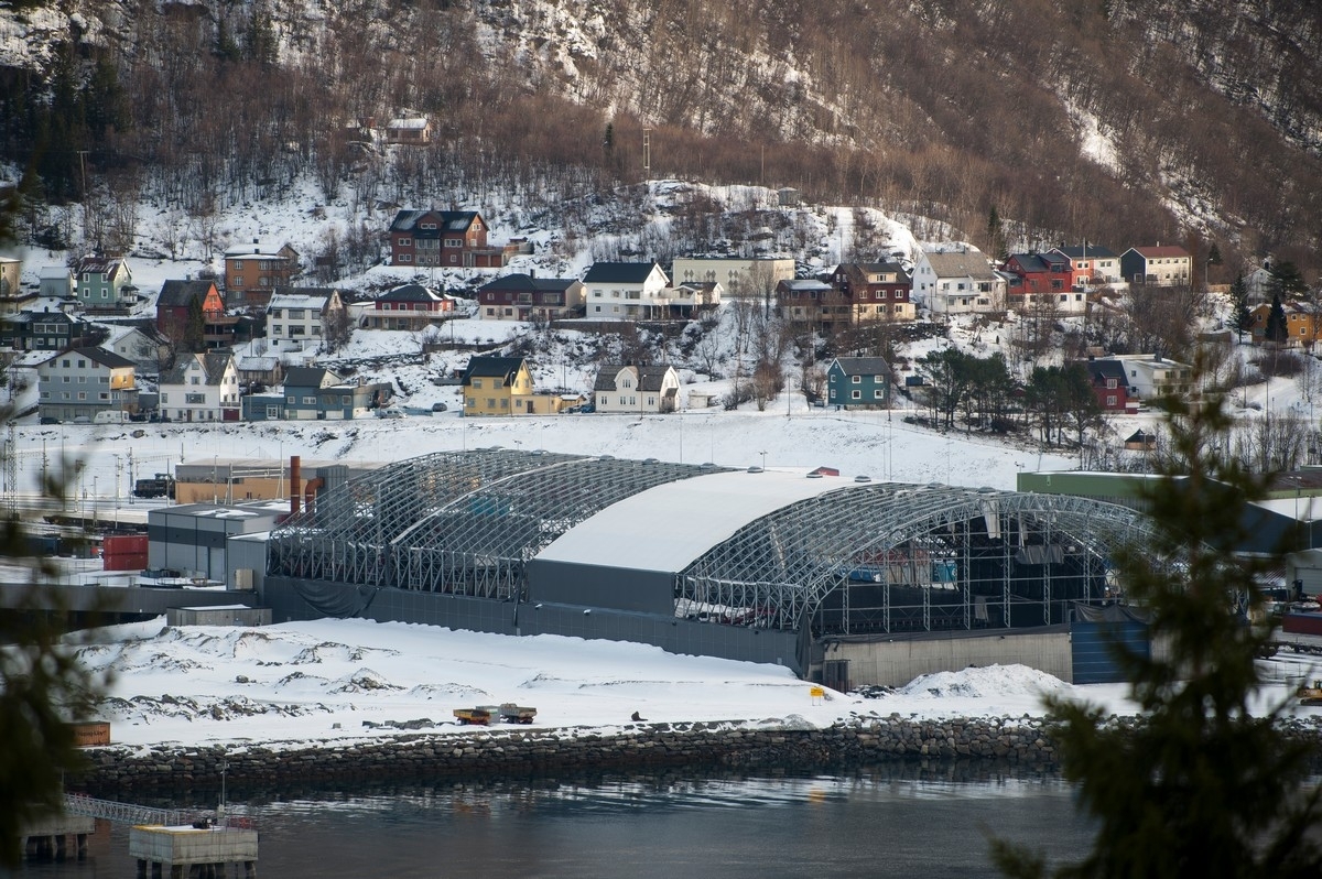 Northland ressourses lagerhall: Først kom "Nina" fra øst og blåste av halve taket. Så kom "ole" fra sør og tok resten. Northland Ressourses på Fagernes i Narvik. Her er uansett stille etter konkursen. Foto 26. feb 2015.