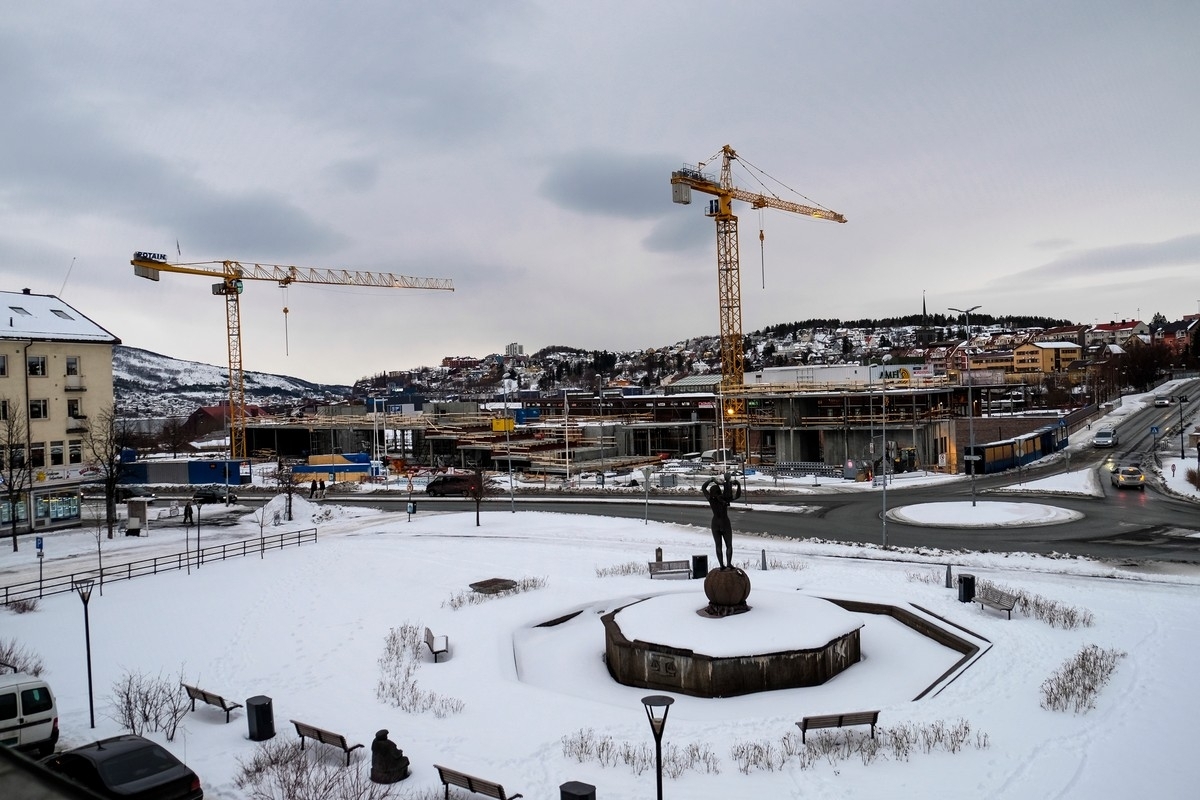 Bygging av det fjerde hjørne (bibliotek, krigsmuseum, bank, mm), Narvik torg. 27. mars 2015.