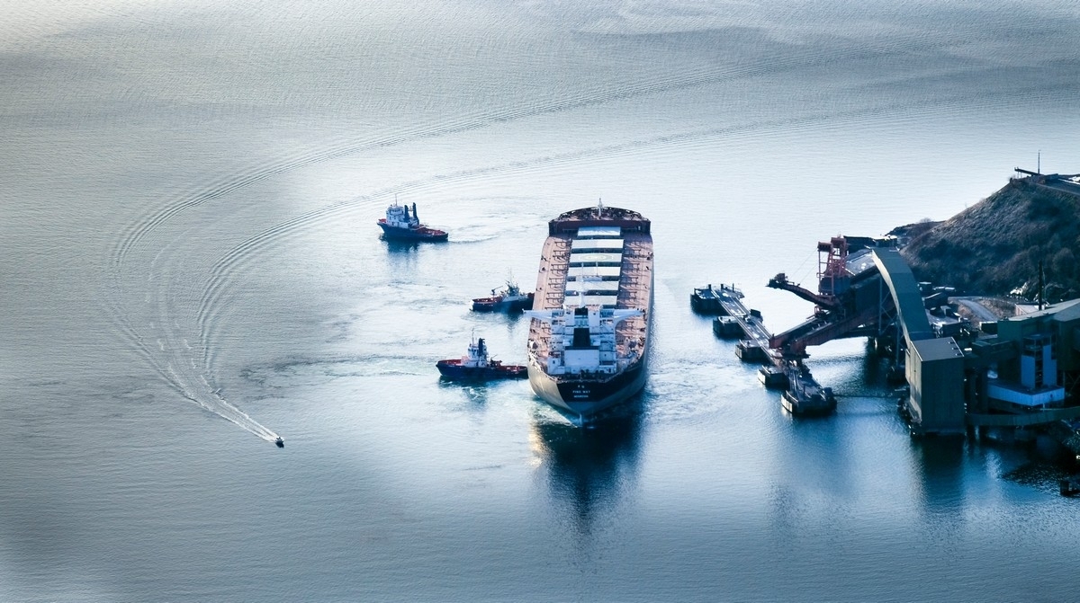 Malmskipet Ping May (Monrovia) skyves eletant til kai 5 av slepebåter på Narvik havn, ettermiddag 11. april 2015. Foto fra øvre fjellheisstasjon.