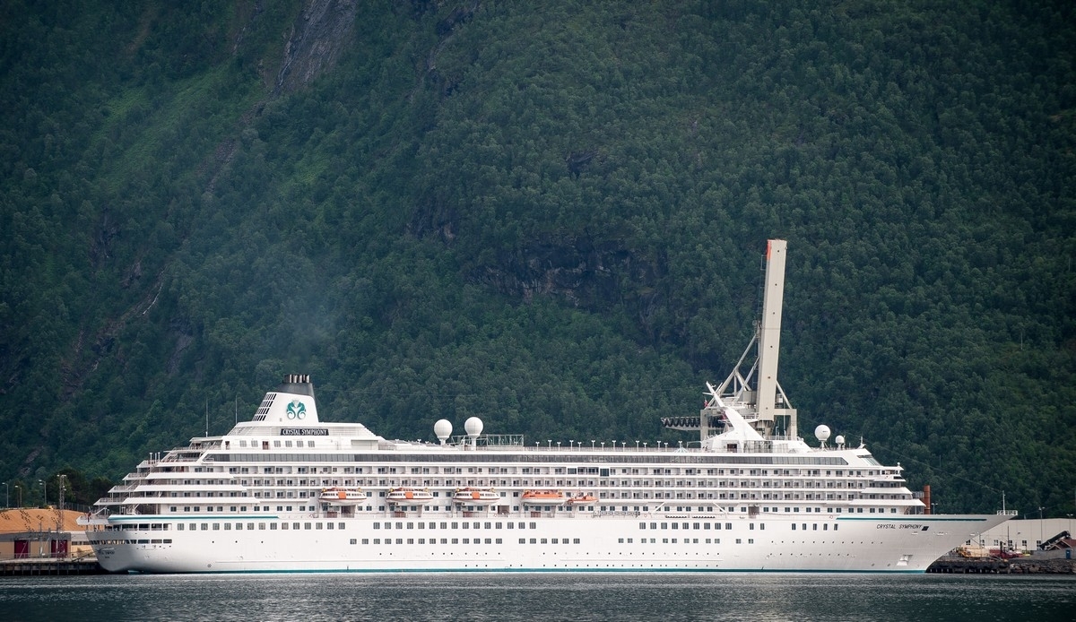 Det Bahamasregistrerte cruise-skipet Crystal Symphony lå til kai ved Fagernesterminalen i Narvik 21. juli 2015. Bildeserien viser avgang kl 18. Neste stopp Geiranger. Båten er 238 m lang og 30 m bred. Hastighet 18 knop. Foto 21. juli 2015