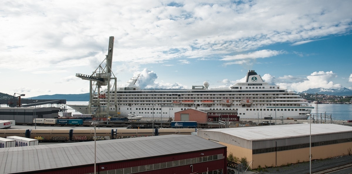 Det Bahamasregistrerte cruise-skipet Crystal Symphony lå til kai ved Fagernesterminalen i Narvik 21. juli 2015. Bildeserien viser avgang kl 18. Neste stopp Geiranger. Båten er 238 m lang og 30 m bred. Hastighet 18 knop.. Foto 21. juli 2015