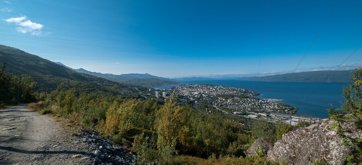 På tur ned fra Tøttadalen. Narvik i bakgrunnen. Bildereportasje fra Tøttadalen, Førstevann, Pumpvann og FUNN-hytta. Artikkel i Fremover lørdag 19. sept 2015.Foto 10. sept 2015