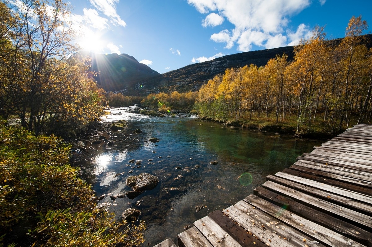 Bru over Skamdalselva. Foto fra Beisfjord . Foto 24. sept 2015