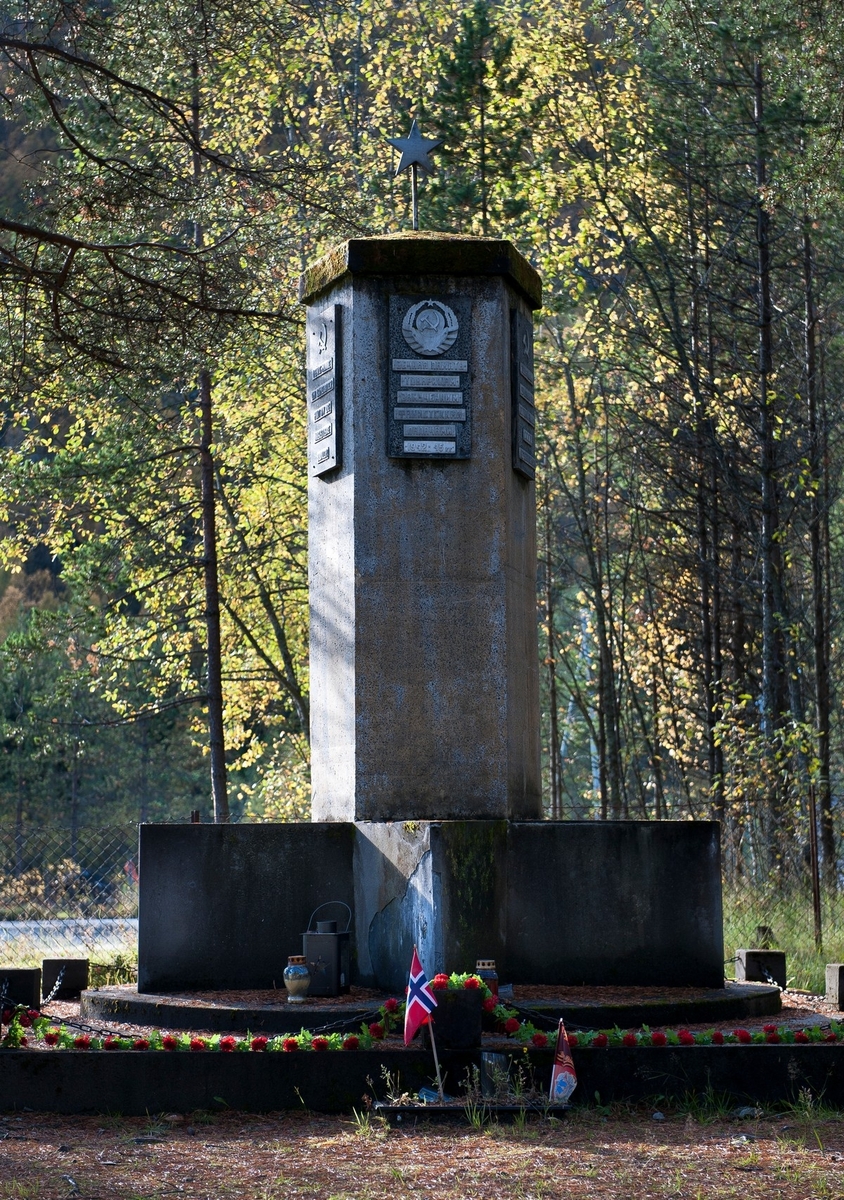 Sovjetisk minnesmerke fra 2. verdenskrig. Foto fra Beisfjord . Foto 24. sept 2015