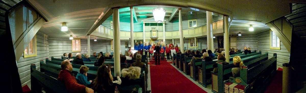 Ankenes kirke, korkonsert med ungdomskoret og barnekorene fra Narvik og Ankenes. 17. november 2010, kl 1900-1930. Dirigenter og piano/orgel: Inggjerd Grøm og Øyvind Bakken. Foto: Harald Harnang.