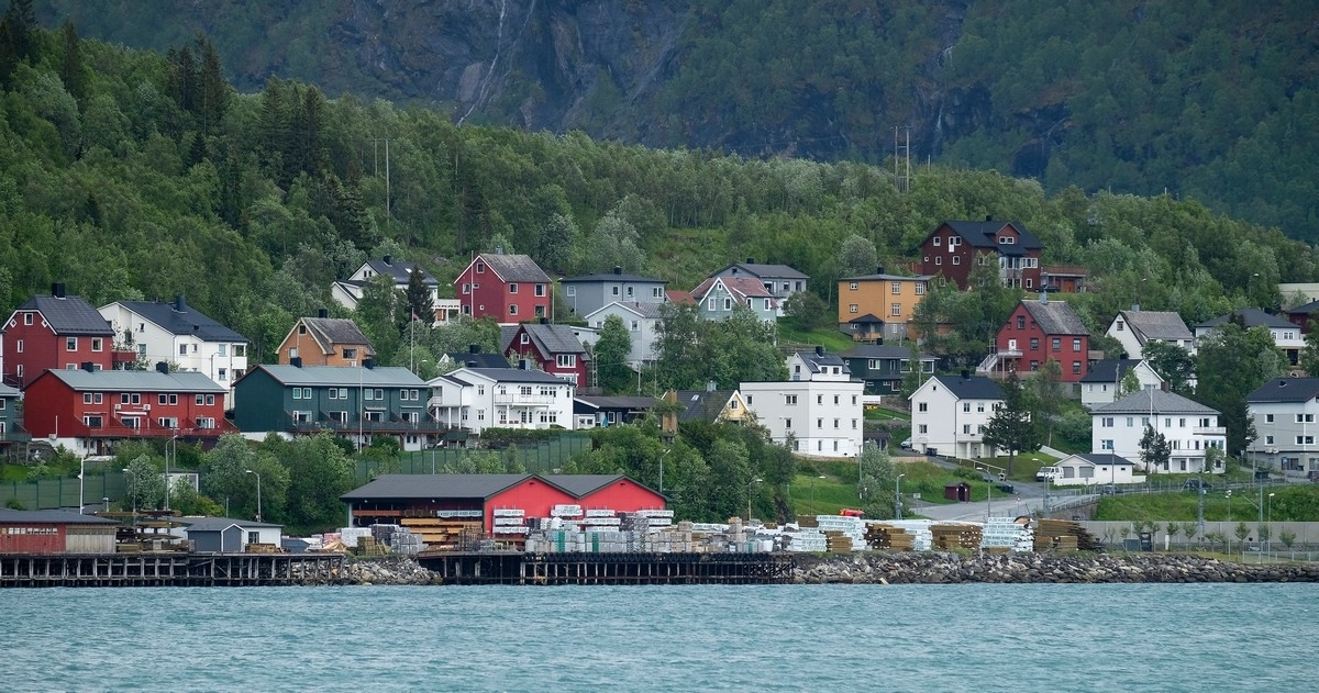 Forretningsvirksomhet på Fagernes-området. Mathisen & Mathisen. Lagerhus i rødt på kaia. Foto fra pir 1, 8. juni 2016