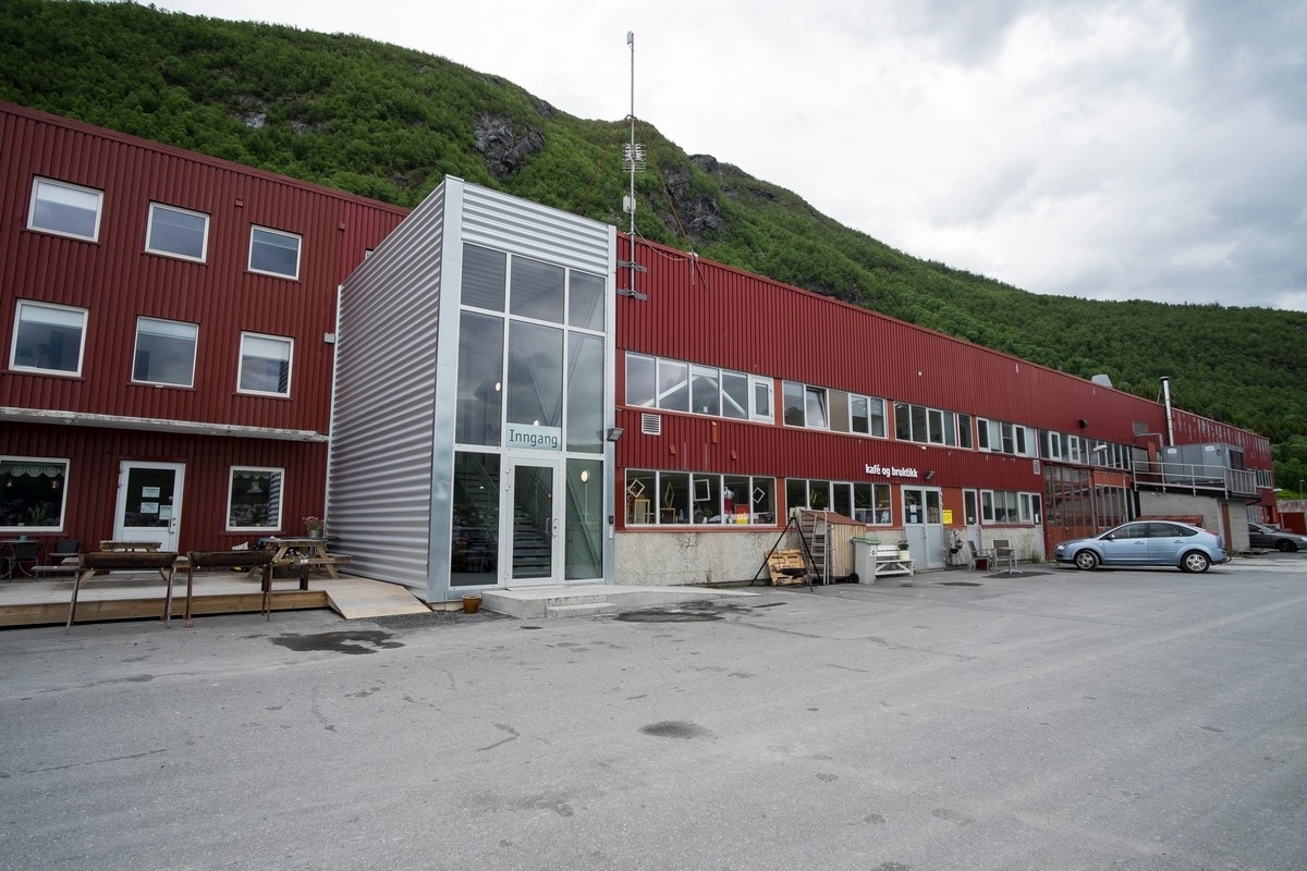 Baksiden av Agenda, Fagernesveien 22, langs Narvik havn. Bilder på veien fra LKABs adm bygning til Fagerneskaia. Foto til artikkel i Fremover 2. juli 2016: "En tur langs havna?". Foto 21. juni 2016