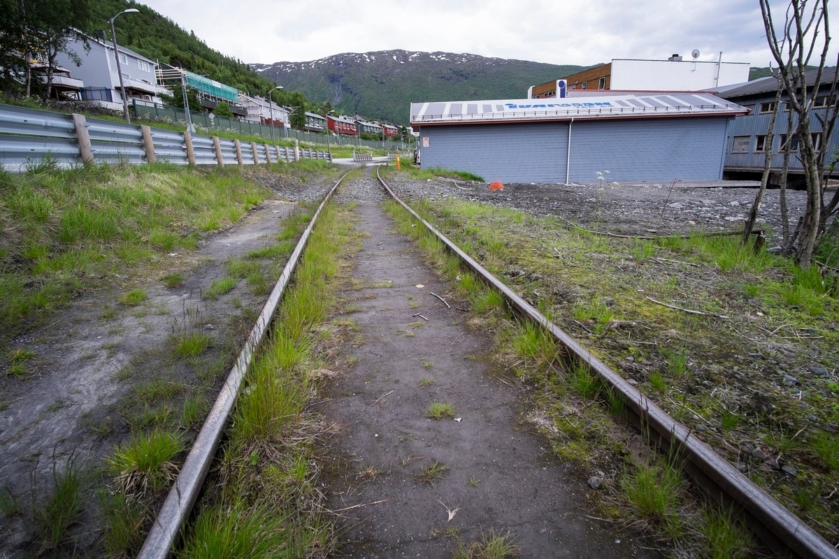 Jernbane langs Fagernesveien (til venstre). Ivarson tak til høyre. Bilder langs Narvik havn. Bilder på veien fra LKABs adm bygning til Fagerneskaia. Foto til artikkel i Fremover 2. juli 2016: "En tur langs havna?". Foto 21. juni 2016