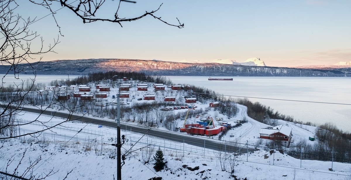 Orneshaugen, Narvik. Den læstadianske forsamling i Narvik har kjøpt campingplassen, solgt alle hyttene og skal bygge nytt forsamlingshus. Bilde er tatt før hyttene fjernes og før bygging. Servicehus til høyre nederst. Foto 19. nov 2017.