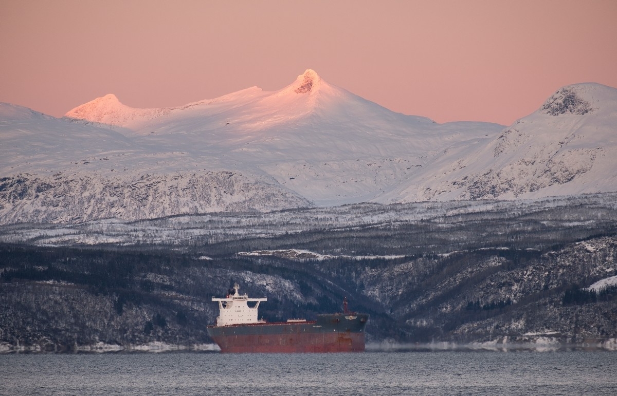 Narvik. Malmskipet KWK Legacy, til ankers mellom Øyjord og Vegglandet. Om skipet: Gross Tonnage:  94051. Deadweight:  179688 t. Length Overall x Breadth Extreme:  292m × 45m. Year Built:  2011    Foto 30. nov 2017.