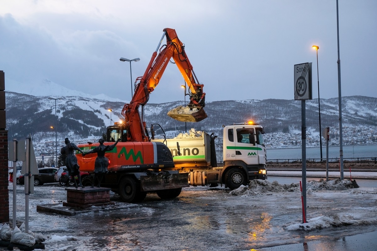 Narvik. Utenfor det tidligere Post og Politihuset gjalt det å fjerne snøhauger før frosten kom og laget is av det hele. Først kom det masse snø. Så kom det masse regn. Bilder fra en tur fra sentum og mot Fagernes.