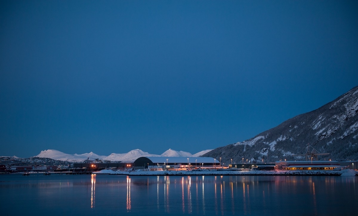 Narvik med malmlager, fotografert fra Ford på Ankenesstrand, nedenfor Shellstasjonen. Foto 25. des 2017.