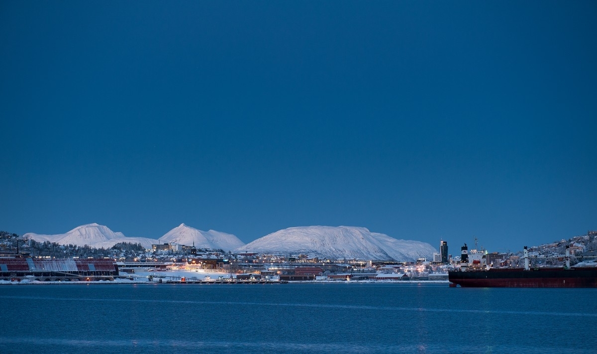 Narvik med malmskip på havna, foto fra Jektnes på Ankenes. Foto 25. des 2017.
