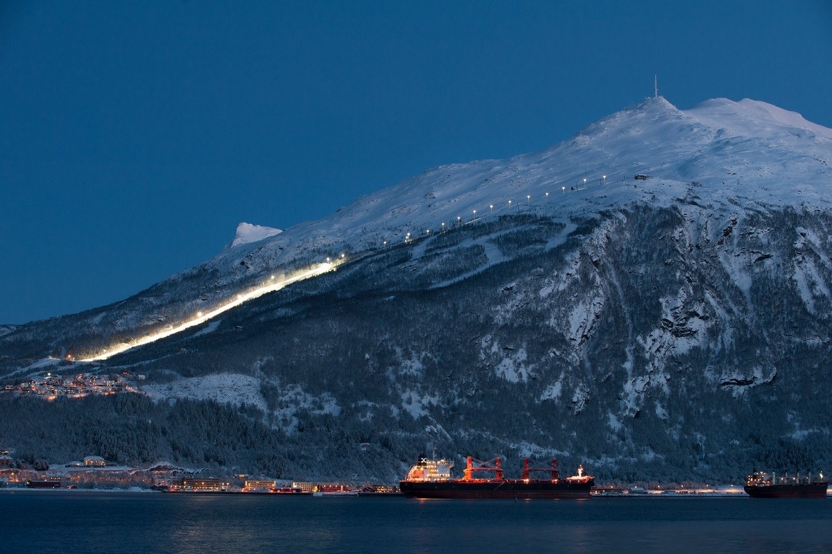 Narvik, malmskip på havna, Fagernesfjell og alpintraseer. Foto fra molo på Ankenes. Foto 25. des 2017.