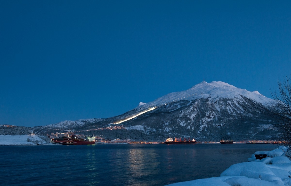 Narvik, malmskip til kais og på havna, Fagernesfjell og alpintraseer. Foto fra molo på Ankenes. Foto 25. des 2017.