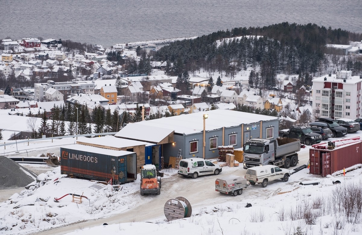 Anleggskontor. Alle bilder er tatt fra litt ulike steder i området nedenfor gamle Skihytta ved gamle Fagerlibakken i Narvik.  8. feb 2018.