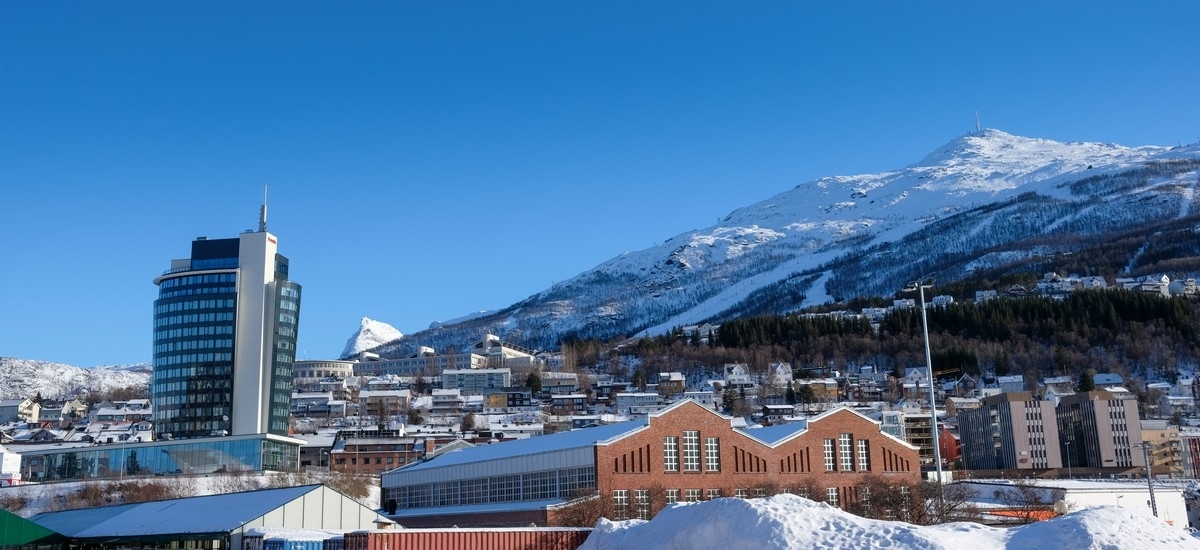 Narvik: Scandic hotell til venstre. Midt på foran BaneNor's lokstaller. Til høyre de to blokkene som i sin tid var post og politibygget.