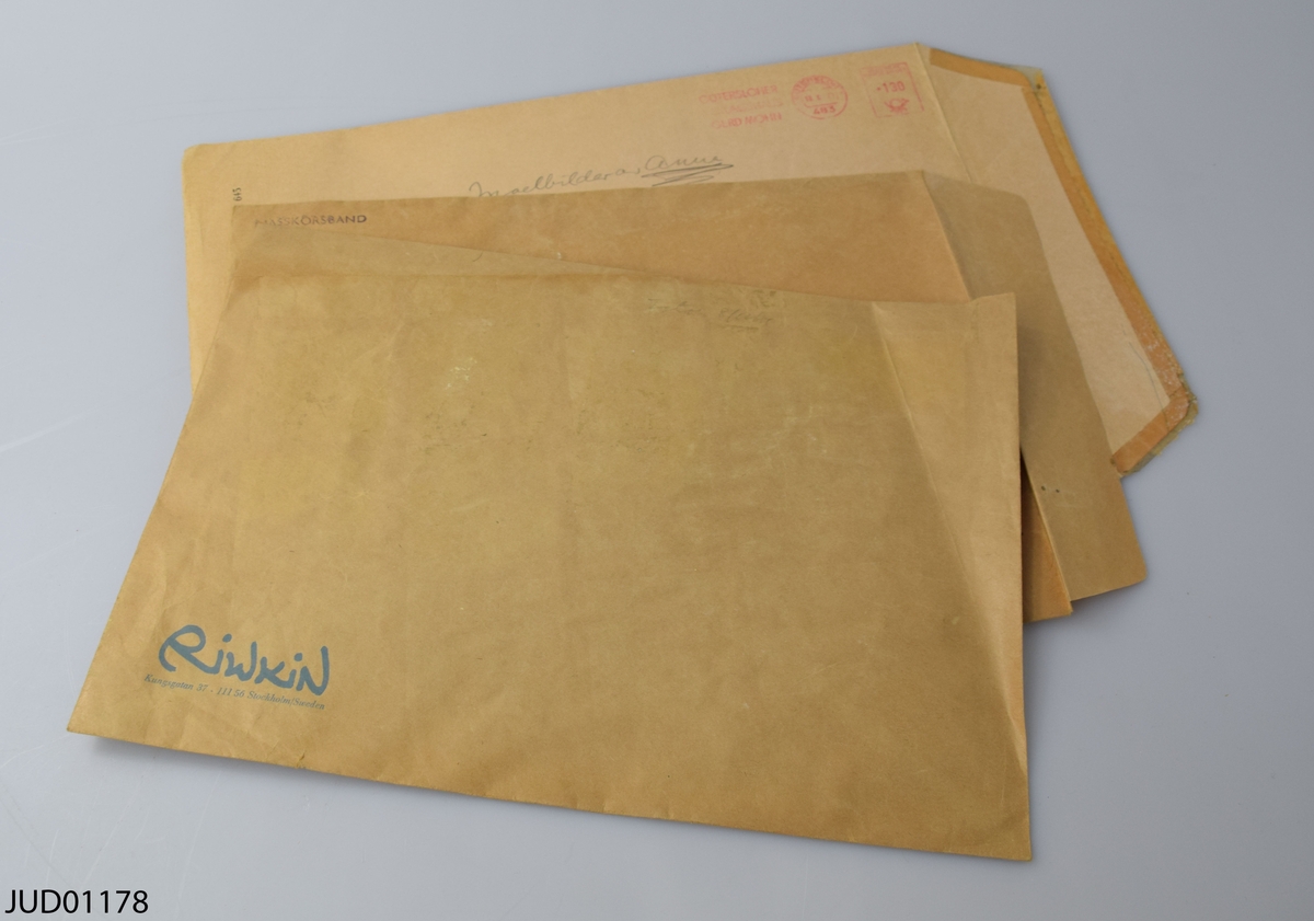 Dokument och fotografier relaterade till familjen Riwkin-Brick. Ett större fotografi av två barn, stämplat "Copyright Riwkin" a tergo. Ett stort pappark med tre uppmonterade fotografier. Tre större pappersark med fotografier av Anna Riwkin-Brick. Fem mindre fotoporträtt av Anna Riwkin-Brick på papper. En uppmonterad affisch "Anna Riwkin-Brick den första fotograf som tilldelats Elsa Beskow-plaketten". Ett tomt kuvert märkt "Riwkin". Ett kuvert adresserat till Riwkin fotoateljé med brev daterat 1/3 1953 signerat A.E.M. samt brev rörande Anna Riwkin-Bricks stipendie- och minnesfond riktat till Daniel (Brick), signerat Ingrid Gärde Widemar. Ett kuvert med brev adresserat till Fotoagentur Riwkin. Tidningsurklipp med artikeln "Judiskt självförsvar" från 1939 signerad Erik Hjalmar Linder. Ett tryckt häfte "Maria Brick till 80-årsdagen".