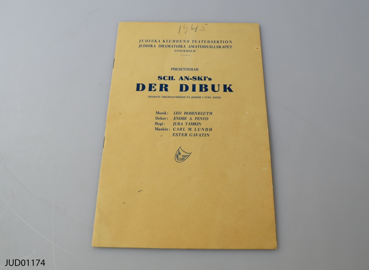 Bevarad dokumentation relaterad till pjäser uppsatta av Judiska dramatiska sällskapet, Judiska Dramatiska Amatörsällskapet med gästspelande internationella artister, Judiska klubbens teatersektion samt Habima. Program, affischer och två målade scenerier. Vissa uppsättningar till förmån för "1945 års räddade".