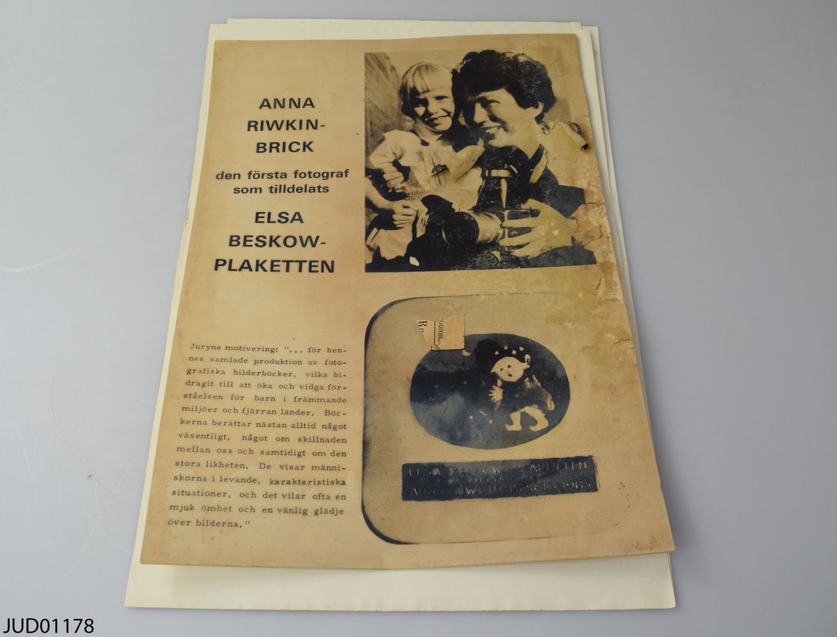 Dokument och fotografier relaterade till familjen Riwkin-Brick. Ett större fotografi av två barn, stämplat "Copyright Riwkin" a tergo. Ett stort pappark med tre uppmonterade fotografier. Tre större pappersark med fotografier av Anna Riwkin-Brick. Fem mindre fotoporträtt av Anna Riwkin-Brick på papper. En uppmonterad affisch "Anna Riwkin-Brick den första fotograf som tilldelats Elsa Beskow-plaketten". Ett tomt kuvert märkt "Riwkin". Ett kuvert adresserat till Riwkin fotoateljé med brev daterat 1/3 1953 signerat A.E.M. samt brev rörande Anna Riwkin-Bricks stipendie- och minnesfond riktat till Daniel (Brick), signerat Ingrid Gärde Widemar. Ett kuvert med brev adresserat till Fotoagentur Riwkin. Tidningsurklipp med artikeln "Judiskt självförsvar" från 1939 signerad Erik Hjalmar Linder. Ett tryckt häfte "Maria Brick till 80-årsdagen".