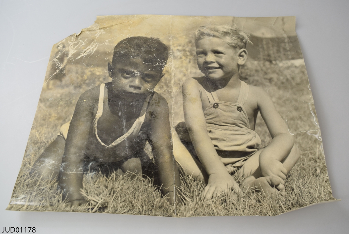 Dokument och fotografier relaterade till familjen Riwkin-Brick. Ett större fotografi av två barn, stämplat "Copyright Riwkin" a tergo. Ett stort pappark med tre uppmonterade fotografier. Tre större pappersark med fotografier av Anna Riwkin-Brick. Fem mindre fotoporträtt av Anna Riwkin-Brick på papper. En uppmonterad affisch "Anna Riwkin-Brick den första fotograf som tilldelats Elsa Beskow-plaketten". Ett tomt kuvert märkt "Riwkin". Ett kuvert adresserat till Riwkin fotoateljé med brev daterat 1/3 1953 signerat A.E.M. samt brev rörande Anna Riwkin-Bricks stipendie- och minnesfond riktat till Daniel (Brick), signerat Ingrid Gärde Widemar. Ett kuvert med brev adresserat till Fotoagentur Riwkin. Tidningsurklipp med artikeln "Judiskt självförsvar" från 1939 signerad Erik Hjalmar Linder. Ett tryckt häfte "Maria Brick till 80-årsdagen".