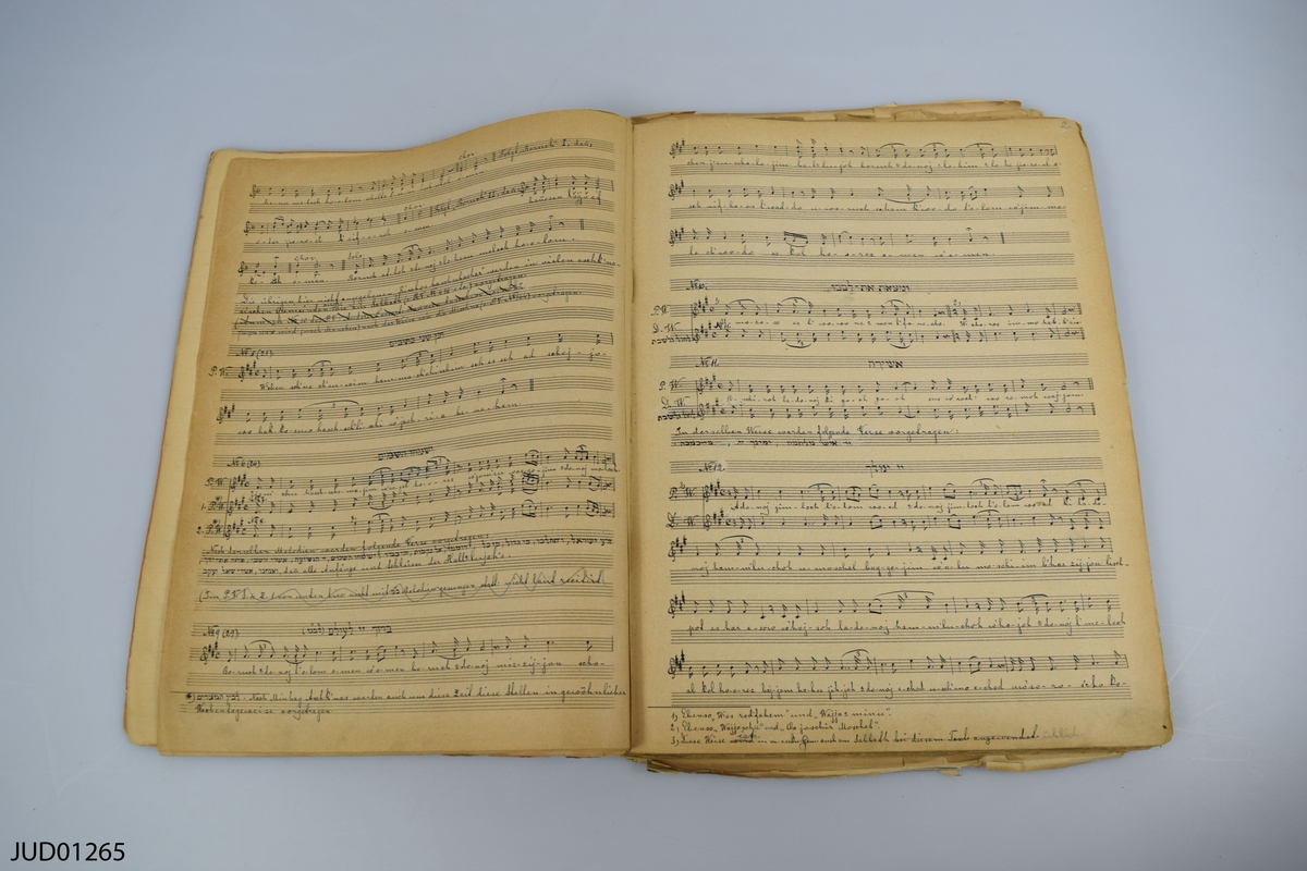Originalmanuskript i två band till Abraham Baers Baal t’fillah oder Der practische Vorbeter. Notskrift med bearbetningar, strykningar och inklistrad hebreisk text