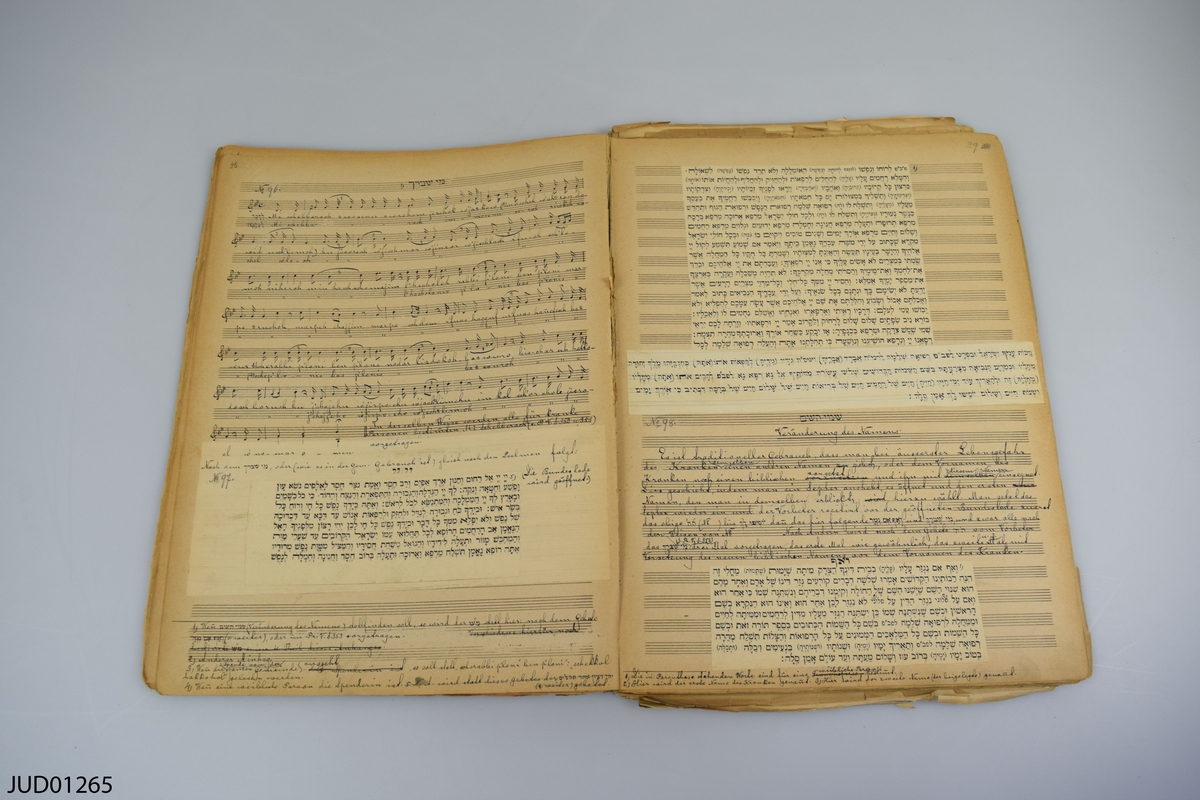 Originalmanuskript i två band till Abraham Baers Baal t’fillah oder Der practische Vorbeter. Notskrift med bearbetningar, strykningar och inklistrad hebreisk text