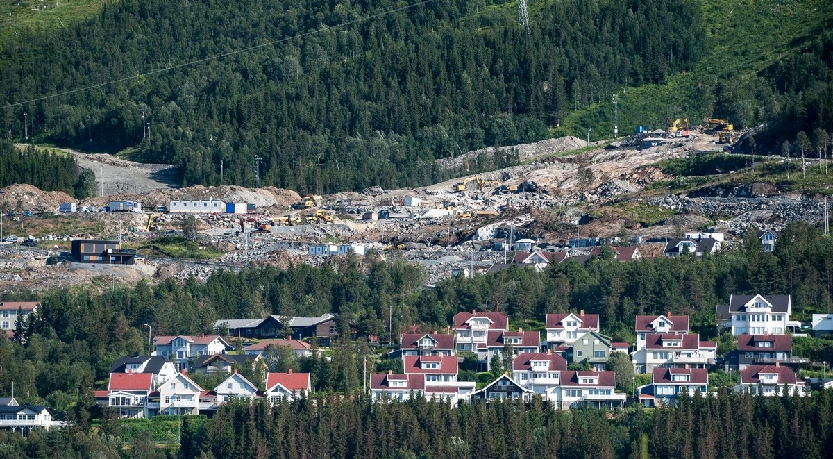 Narvik. Bilde fra en serie bilder tatt ettermiddag 7. aug 2018 fra området ved Solhaugen, dvs tvers over byen. Deler av serien viser det nye boligfeltet under utbygging i Øvre Fjellheim.