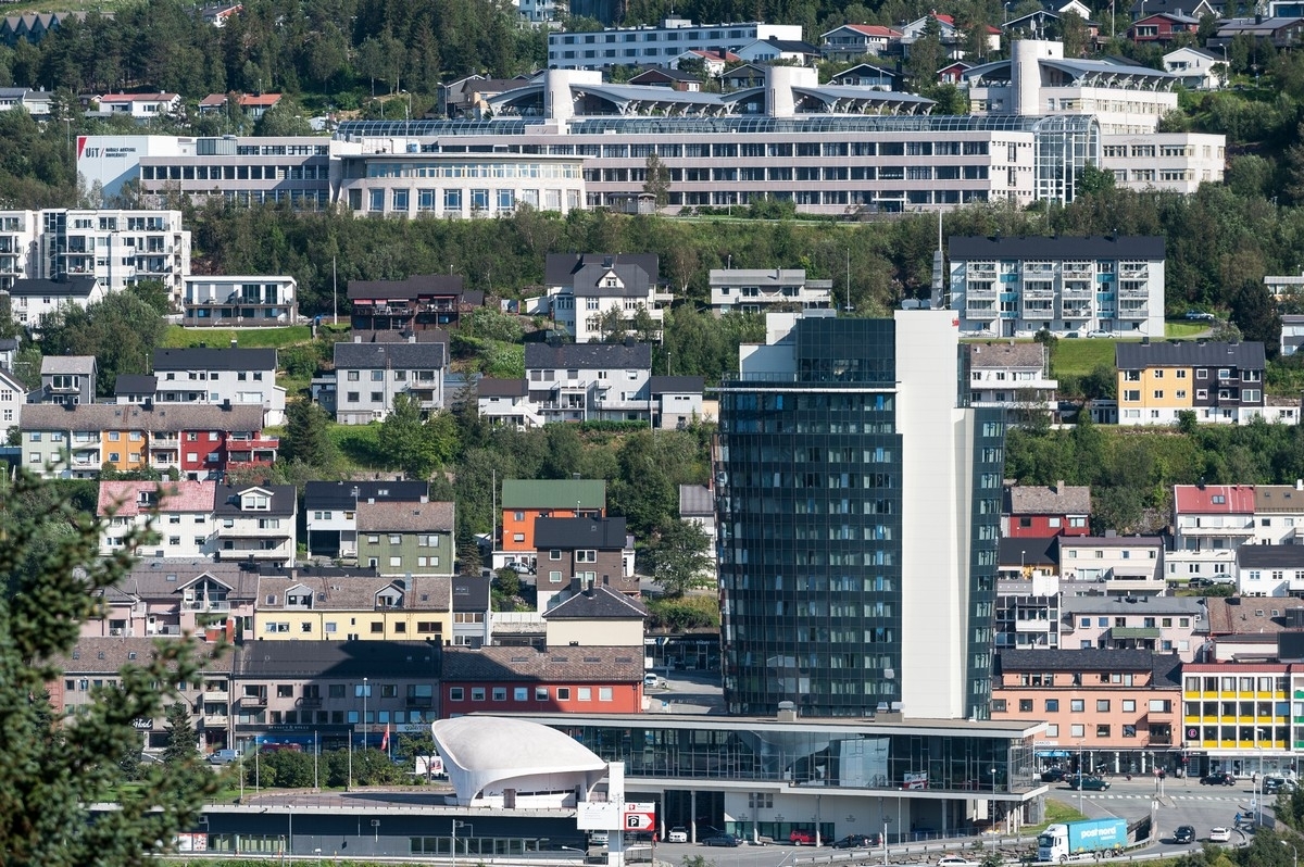 Narvik. Scandic hotell. Bilde fra en serie bilder tatt ettermiddag 7. aug 2018 fra området ved Solhaugen, dvs tvers over byen. Deler av serien viser det nye boligfeltet under utbygging i Øvre Fjellheim.