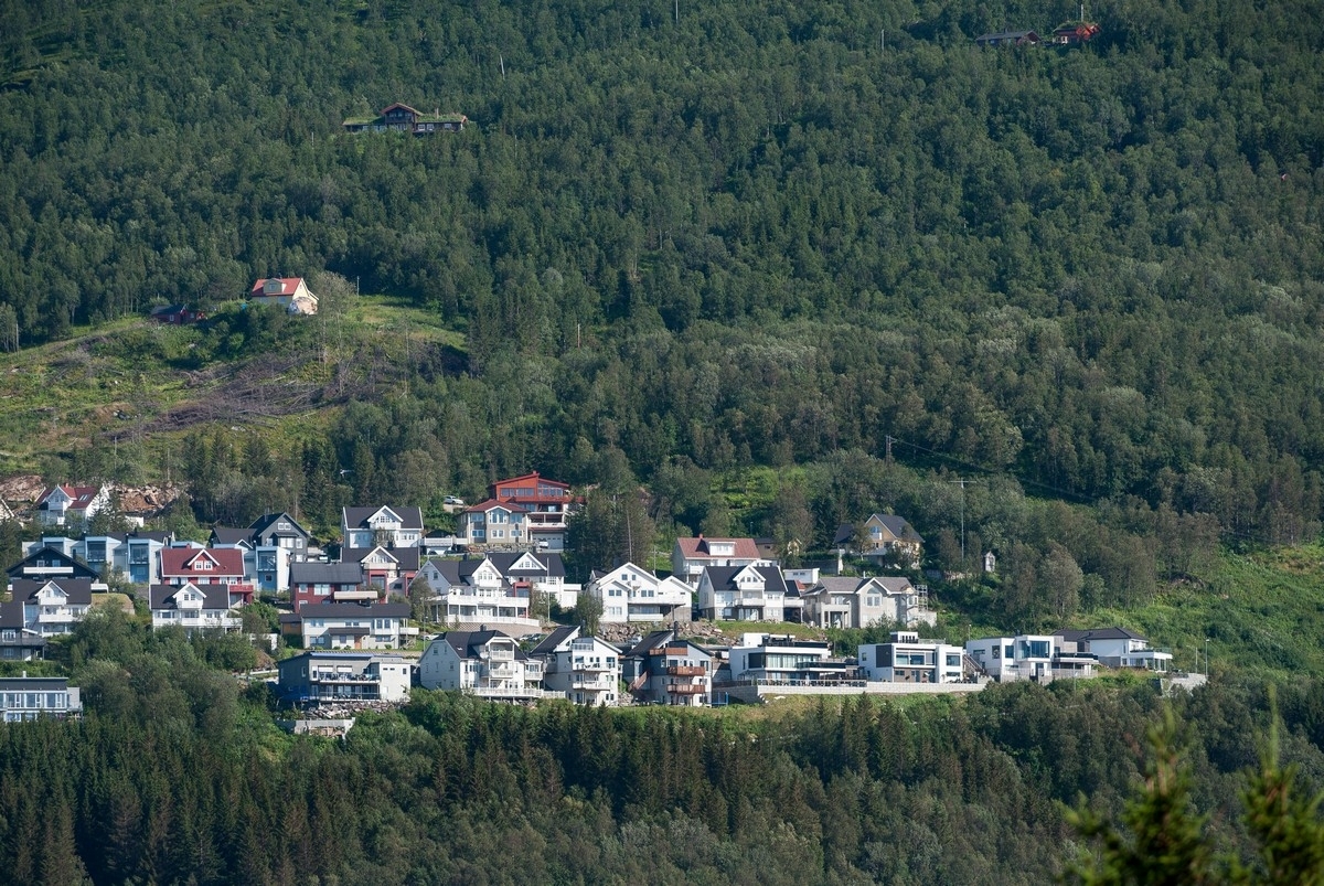 Narvik. Bilde fra en serie bilder tatt ettermiddag 7. aug 2018 fra området ved Solhaugen, dvs tvers over byen. Deler av serien viser det nye boligfeltet under utbygging i Øvre Fjellheim.