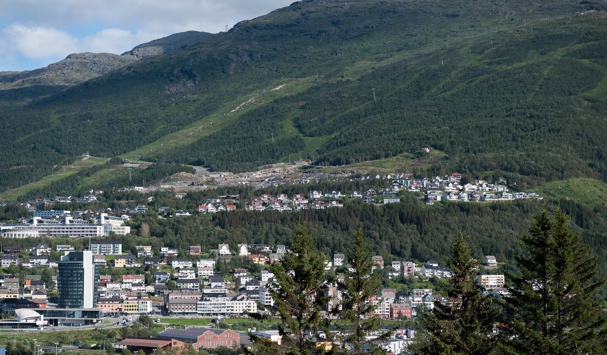 Narvik. Bilde fra en serie bilder tatt ettermiddag 7. aug 2018 fra området ved Solhaugen, dvs tvers over byen. Deler av serien viser det nye boligfeltet under utbygging i Øvre Fjellheim.