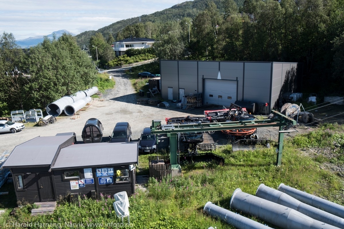 Narvik. Bilde fra gondolen på vei opp, av utstyr mm som skal benyttes i ny his. Den 19. august 2018 var siste kjøring med fjellheisen i Narvik. Nå ble heisen stengt ned, kabler og master demontert, mens arbeidet fortsatte med den nye hesen som går fra Skistua og til 650 moh.   Foto: 8. aug. 2018.