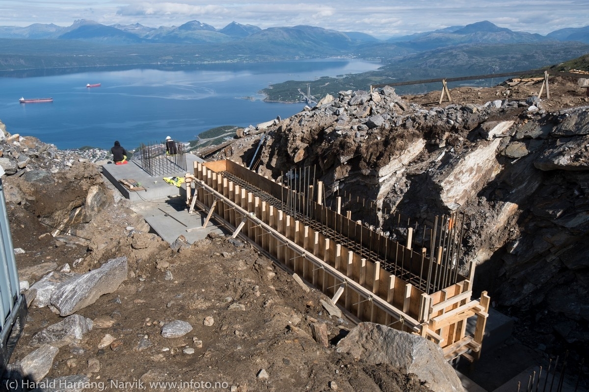 Fagernesfjellet i Narvik. Grunnarbeider for øvre stasjon for den nye heisen.   Foto: 8. aug. 2018.