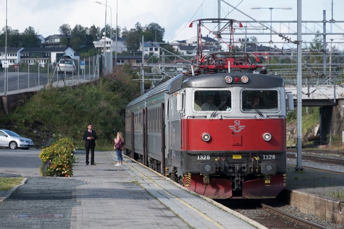 Narvik jernbanestasjon, persontog nesten klar til avgang.   Foto: 22. aug. 2018.
