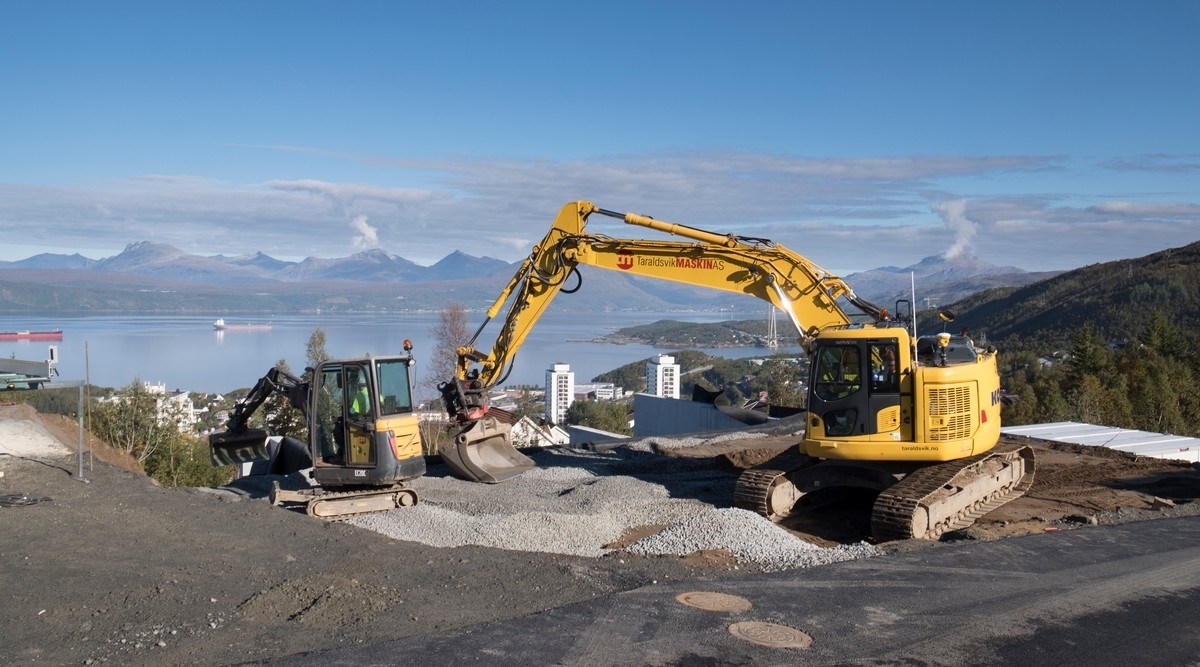 Det jobbes på alle nivå med etablering av nytt boligfelt i Øvre Fjellheim i Narvik. Noen hus er ferdige og innflyttet, mens for andre er det bare usprengt tomt. 12. sept 2018.