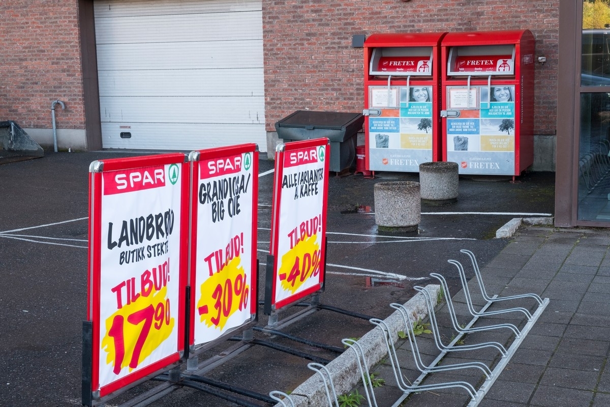 Narvik. Gode tilbud, og innlevering av klær til Fretex. Foto utenfor Amfi kjøpesenter  Foto: 17. sept. 2018.