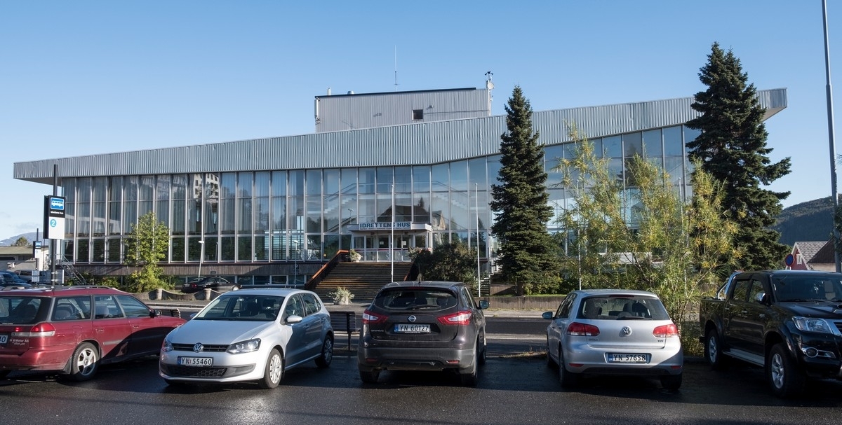 Idrettens hus i Narvik har vært pusset opp for millioner, men burde kanskje vært revet....   Foto: 17. sept. 2018.