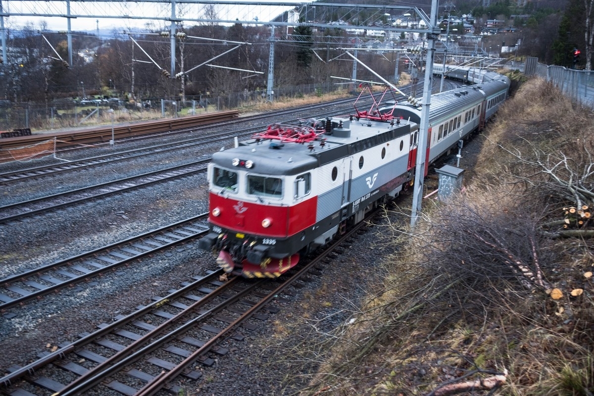 Persontog på Ofotbanen, på vei inn mot Narvik stasjon. 4. november 2018.