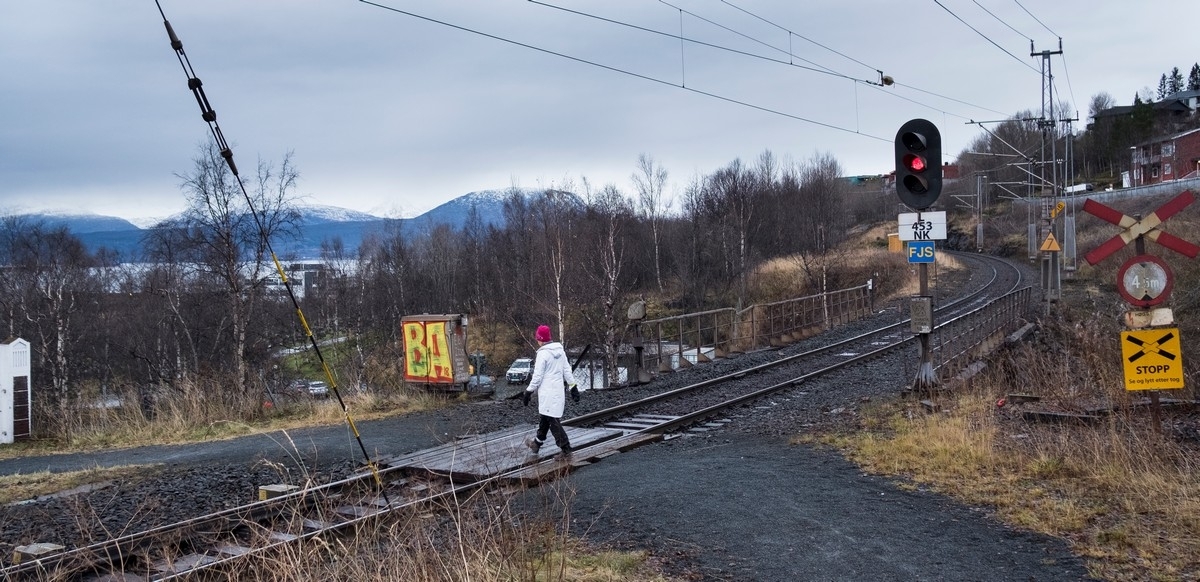 Planovergangen for Ofotbanen, ved Fredskapellet i Narvik, må være en av norges mest trafikkerte overganger. Den er helt uten sikring, og vel heller ikke i skikkelig stand. Men det har gått bra - i alle år. 4. nov 2018